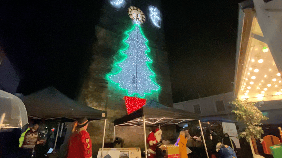 Father Christmas switches on Newton Abbot’s lights dawlishtoday.co.uk